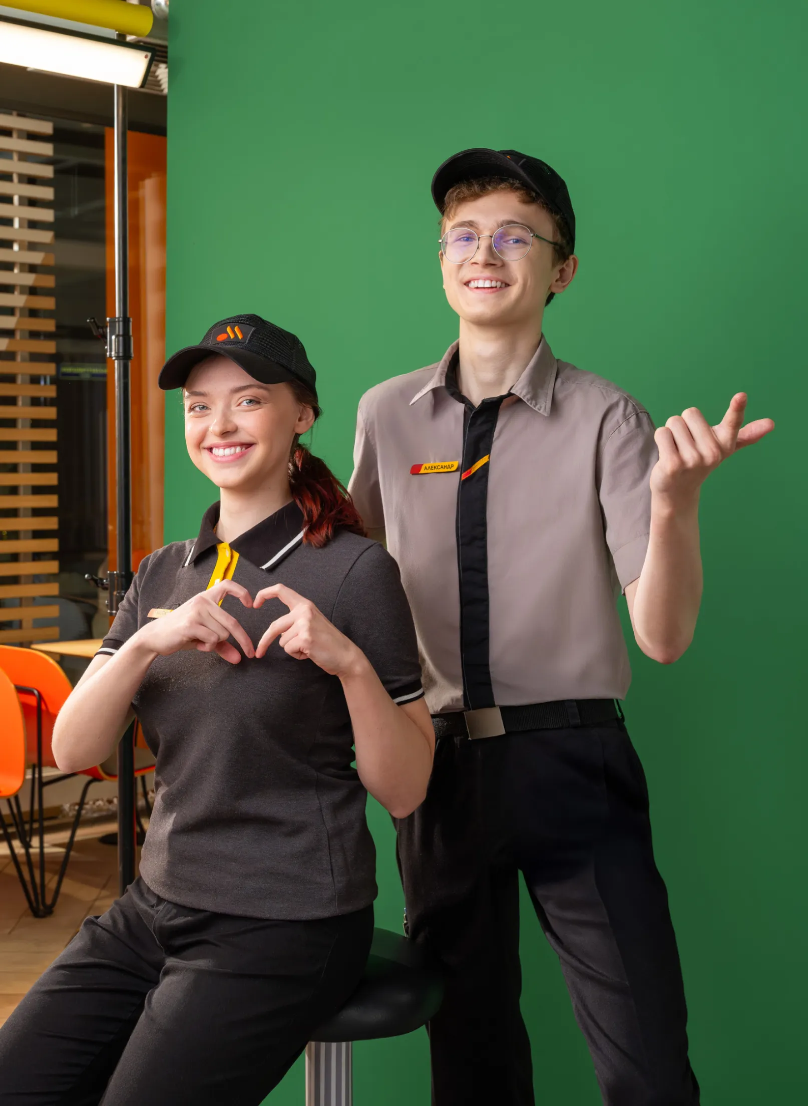 Женщина в форме работника ПБО на фоне зеленой стены