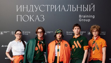 «Вкусно — и точка» представила подиумную коллекцию униформы на Московской неделе моды