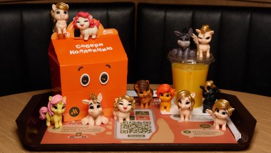 Во «Вкусно — и точка» появятся звездные лошадки: сеть запускает новую коллекцию игрушек